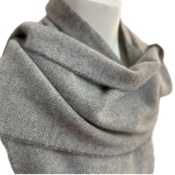 🇮🇹 Cristina Chiti Italy Wool & Cashmere Grey Herringbone Scarf - 10" x 72" - Picture 3 of 10